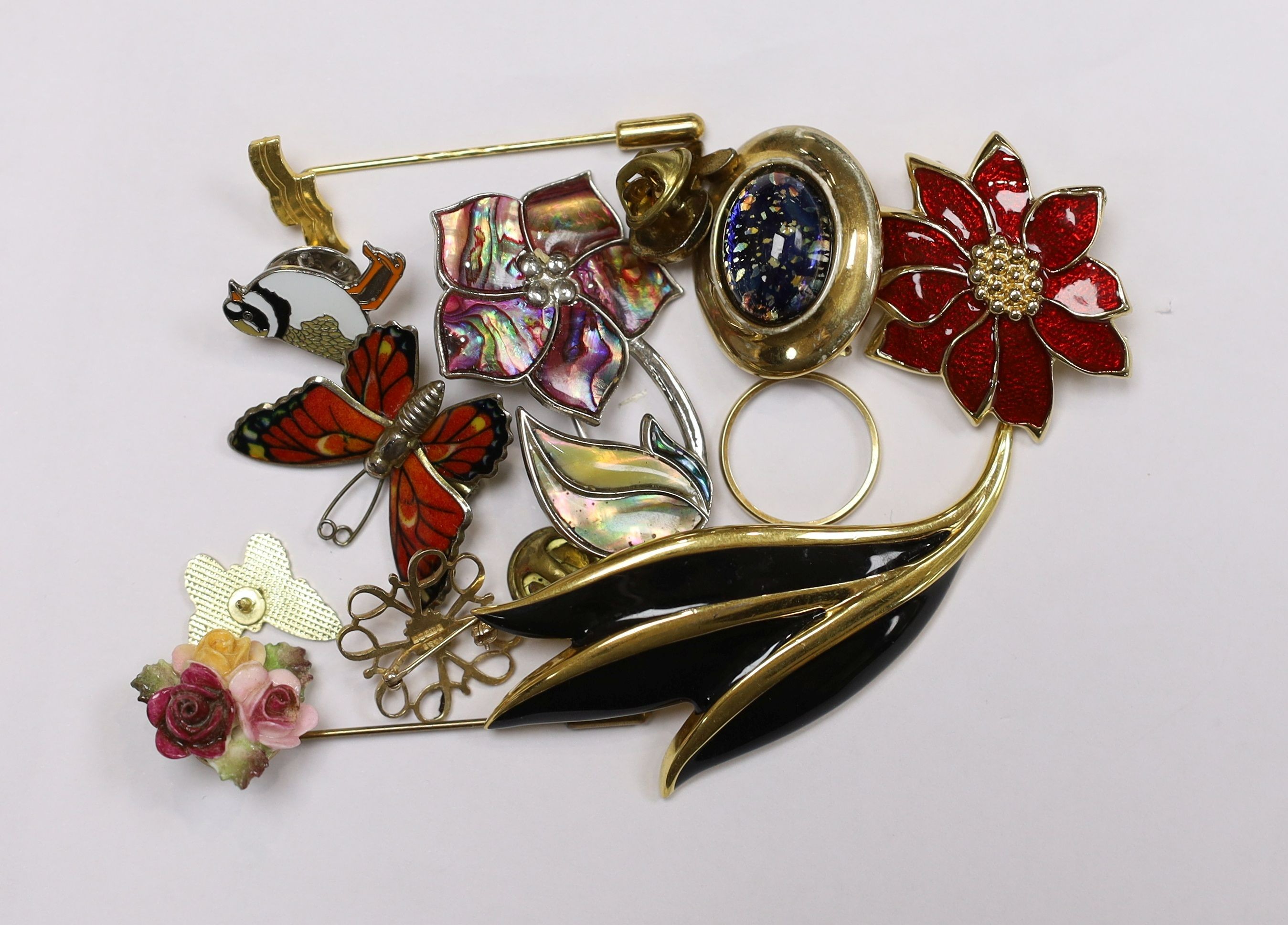 A quantity of assorted costume jewellery, including necklaces, brooches, etc.